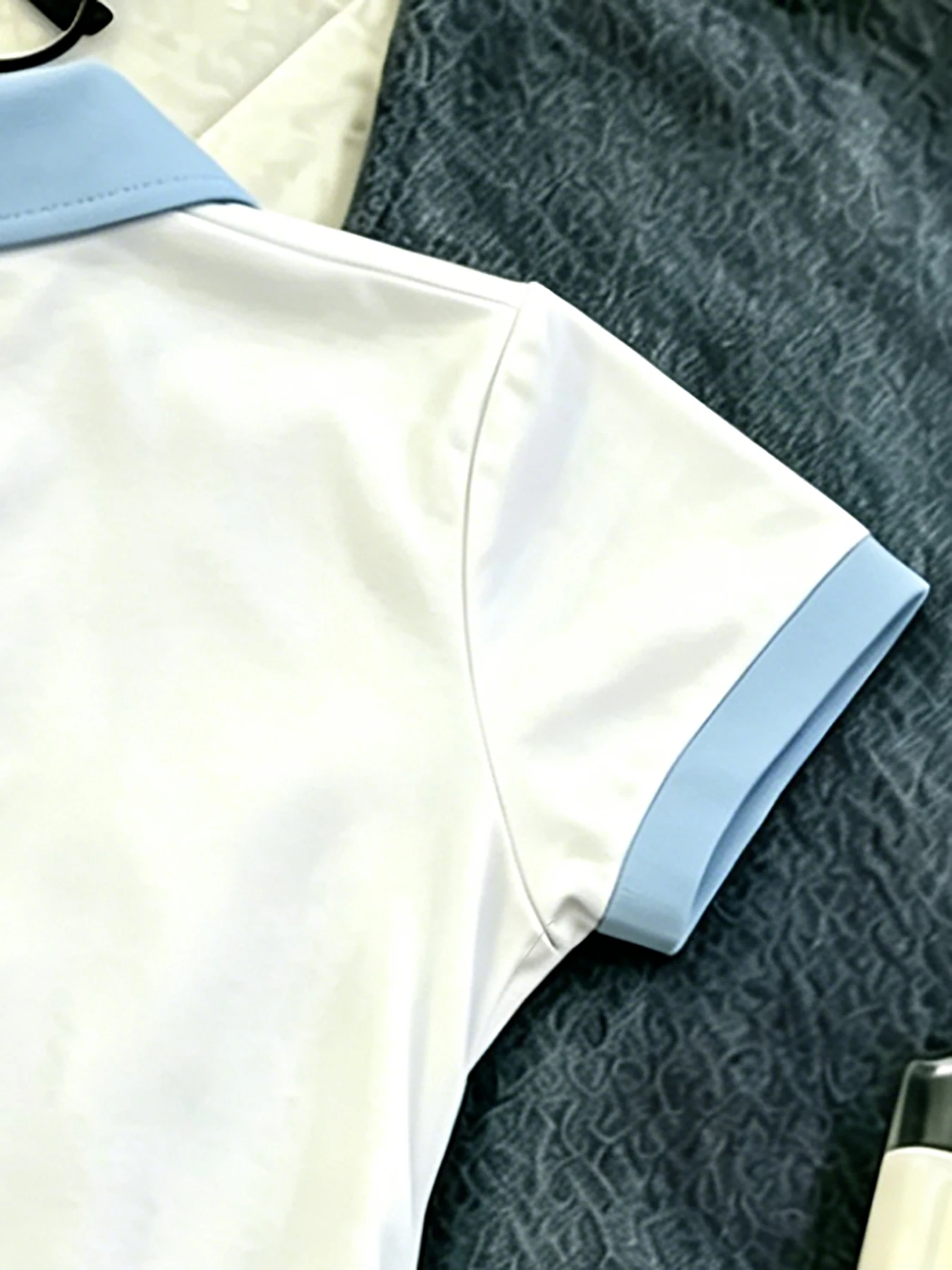 Neues Damen-Poloshirt mit Farbblockierung, vielseitigem Reverskragen und kurzen Ärmeln – Detail 4