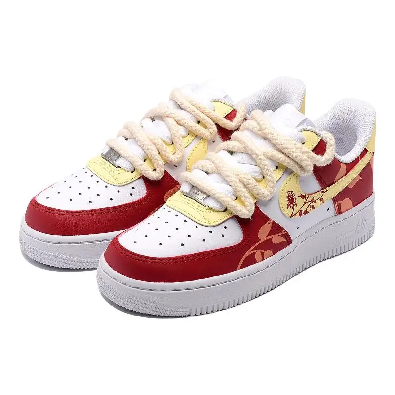 [ارتفاع مخصص باللون الوردي] حذاء Nike Air Force 1 للتزلج منخفض الارتفاع للنساء باللون الأحمر