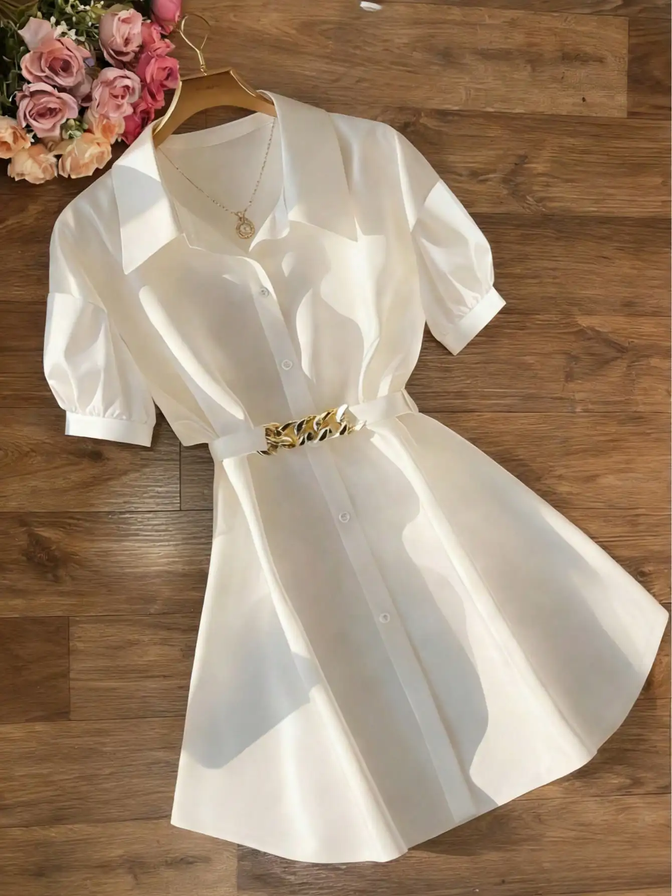 Blusa Elegante Blanca de Satén con Mangas Abullonadas, Cuello Camisero, Botones y Cinturón de Cadena Dorada, Casual y de Fiesta, para Mujer