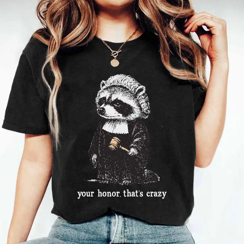 T-shirt unisexe humoristique « Your Honor Thats Crazy » avec motif humoristique d'avocat, motif graphique vintage « Raccoon Courtroom Meme », cadeau pour étudiant en droit