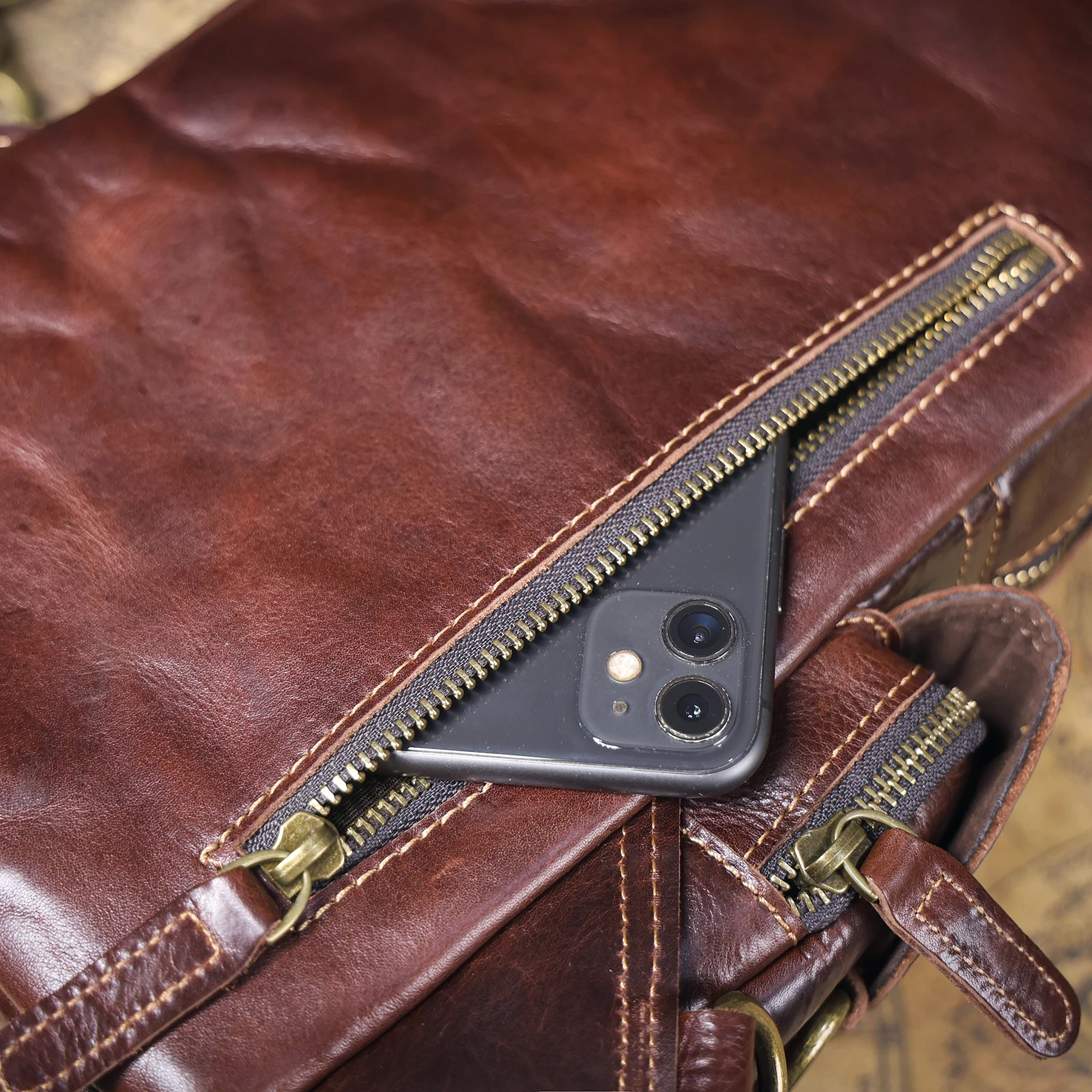 Vintage Echtleder-Brusttasche für Herren, Vollnarbenleder-Umhängetasche, Tagesrucksack mit großer Kapazität – Detail 24