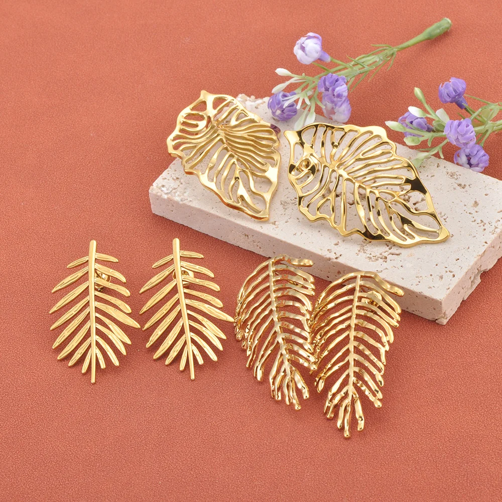 JeeMango Edelstahl-Ohrringe mit modischen Blättern und Blumen für Damen, trendige goldfarbene, wasserdichte Party-Ohrringe, Schmuck E26020