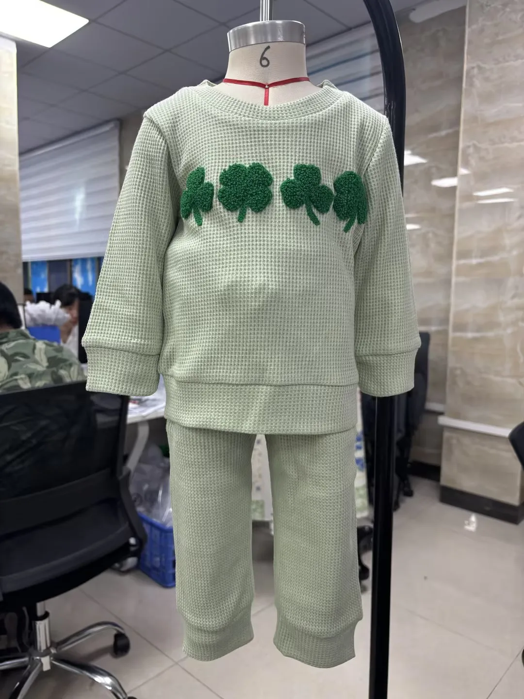 ملابس الأطفال الصغار مجموعة ملابس أيرلندية بأكمام طويلة بلوفر مطرز شامروك مع بنطال مكون من قطعتين #1