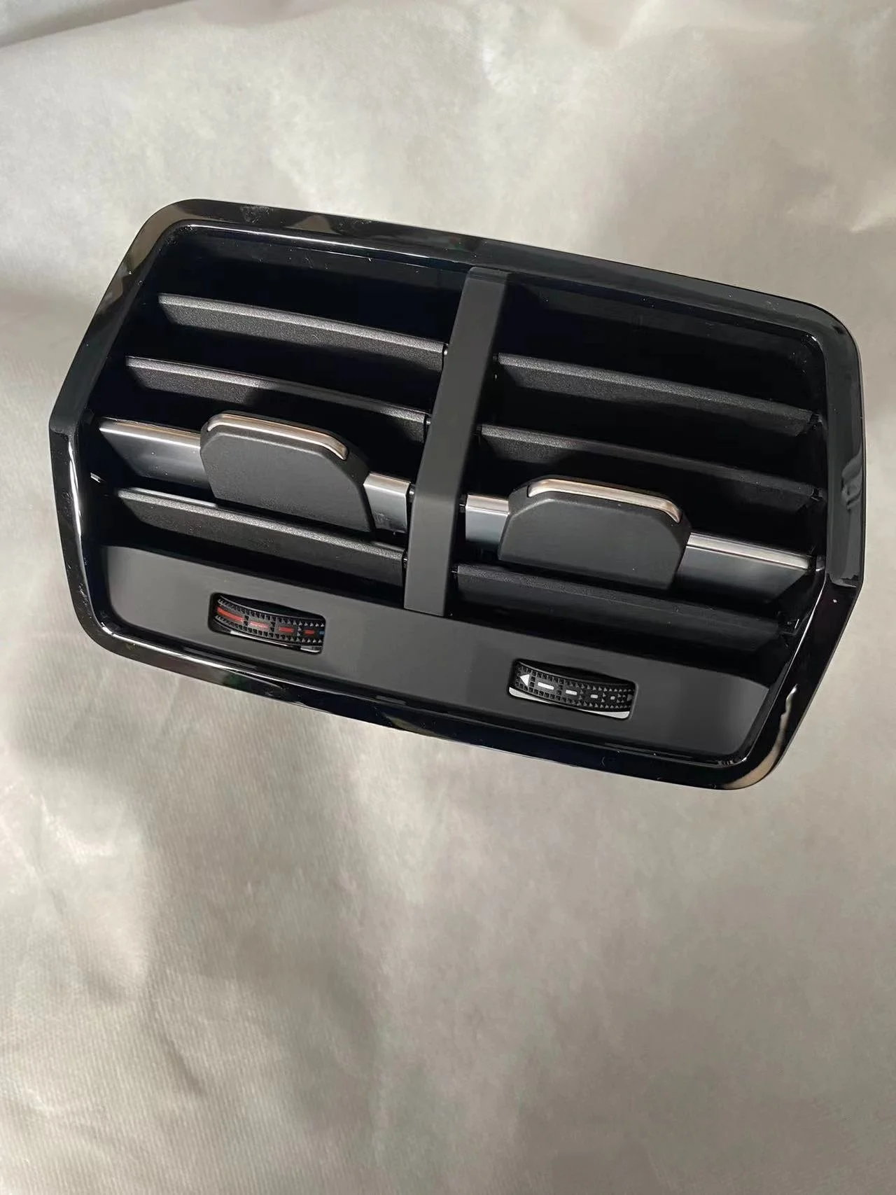 

For Audi Q3 2019--- rear air conditioning vents