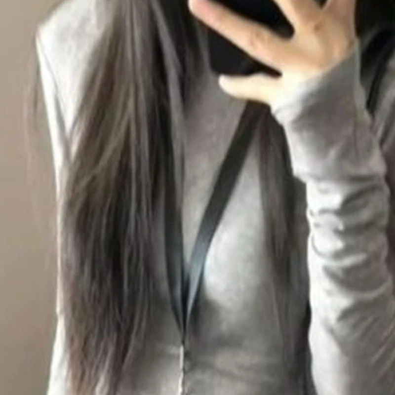 

Сплошная цветная тонкая женская футболка с круглым вырезом и длинным рукавом осенью