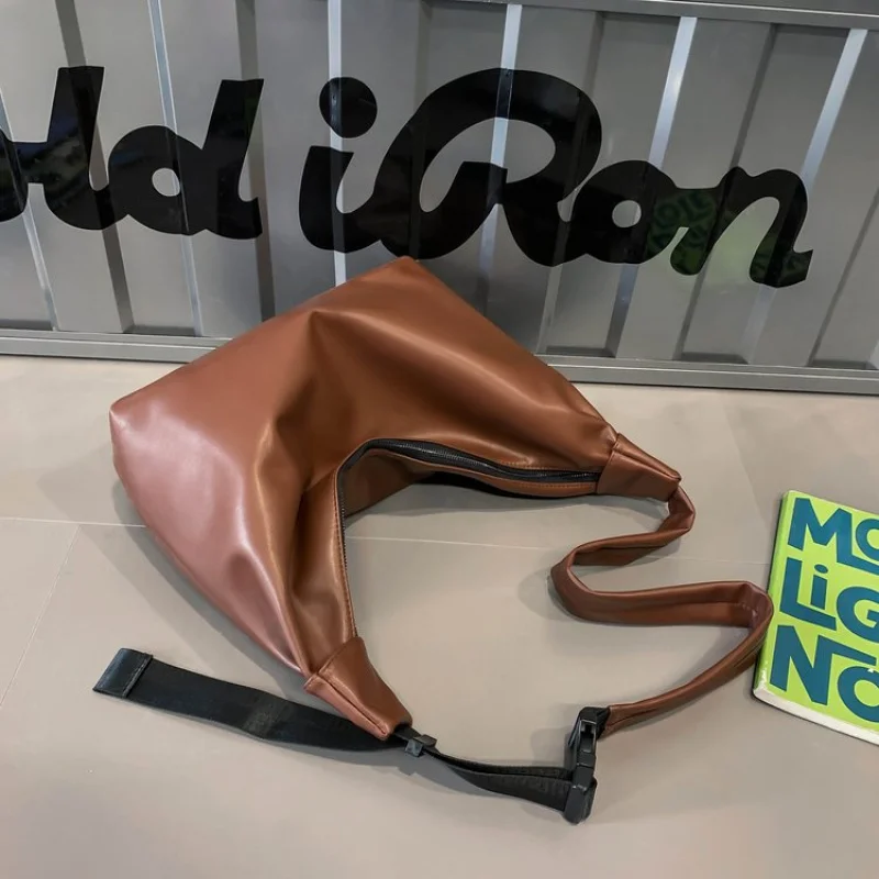 

Luxury High-End Leather Clutch Mini Bag For Women With Solid Color And Paris Fashion Letter Logo