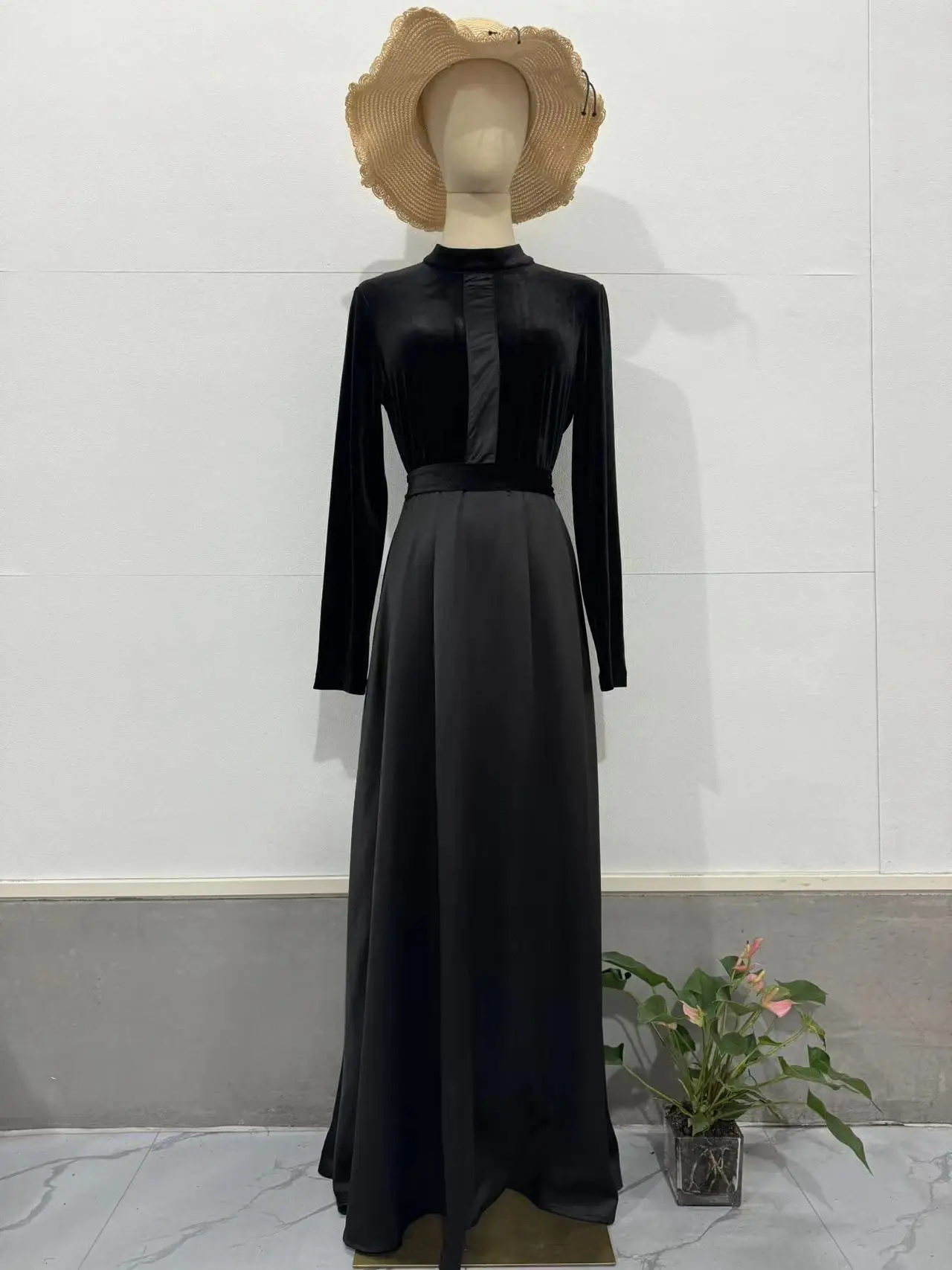 

2024 Dresses Women's Elegant New Gold Velvet Slimming Waist Abayas Cinching Black Round Neck Long Sleeved Dress For Women