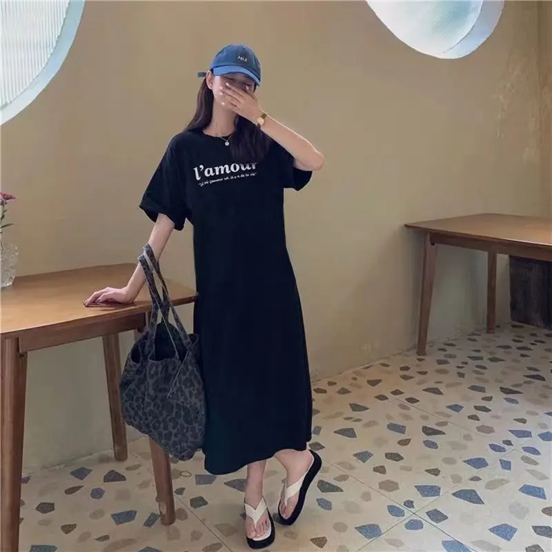 Süße lose geteilte Saum T-Shirt Kleid Sommer neue Kurzarm Druck Brief Einfachheit Midi Kleid Mode lässig Frauen Kleidung