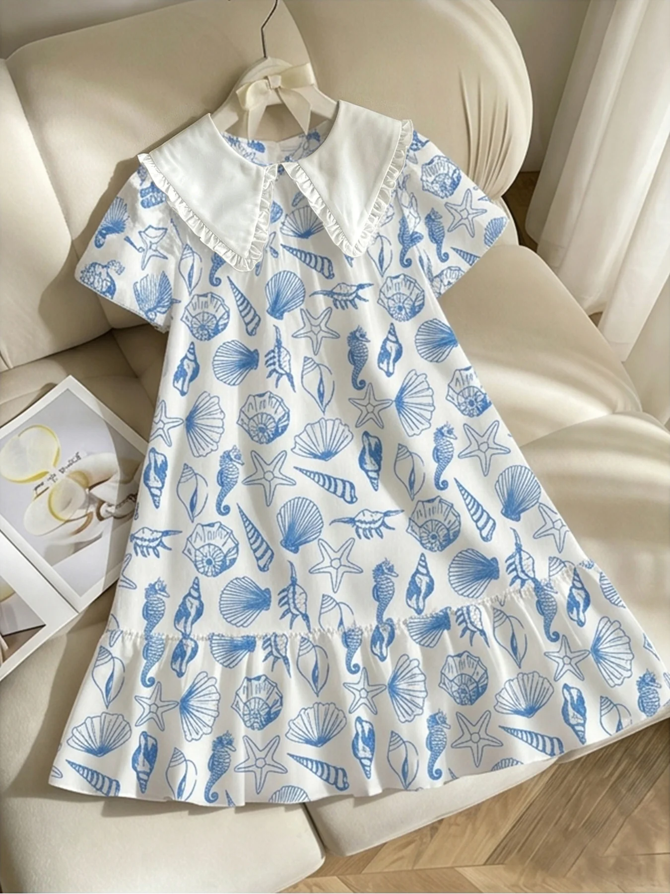 Mädchenkleid mit Rundhalsausschnitt, lockerer Passform, zweiteiligem Kragen-Imitat, kurzen Ärmeln, Muschel- und Seestern-Print, A-Linien-Rock, Kinderbekleidung – Detail 6