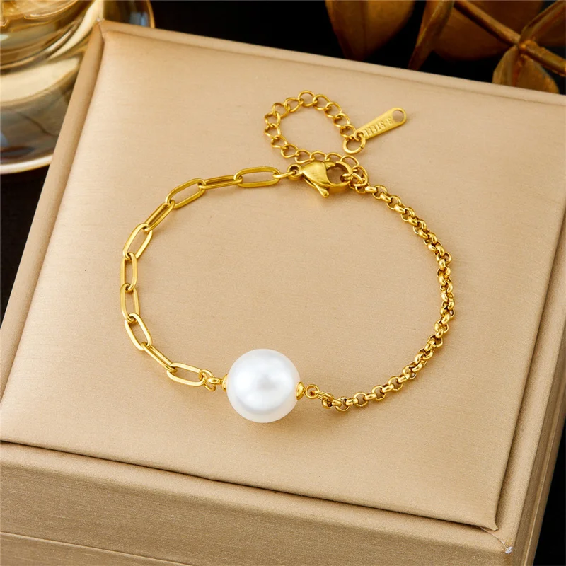 Женский неувядаемый браслет из нержавеющей стали — минималистичный и универсальный дизайн, жемчуг в стиле барокко и акценты-цепочки скрепки