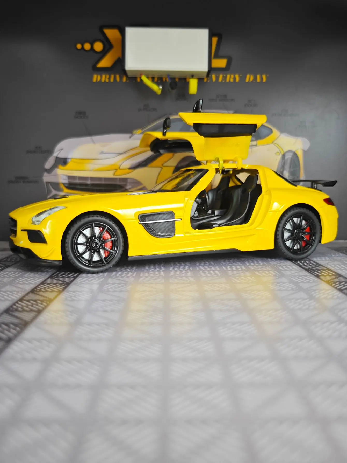 1:24 SLS AMG, modelo de coche deportivo de aleación, puertas de coche y capó de motor, el maletero se puede abrir como regalo de cumpleaños para amigos