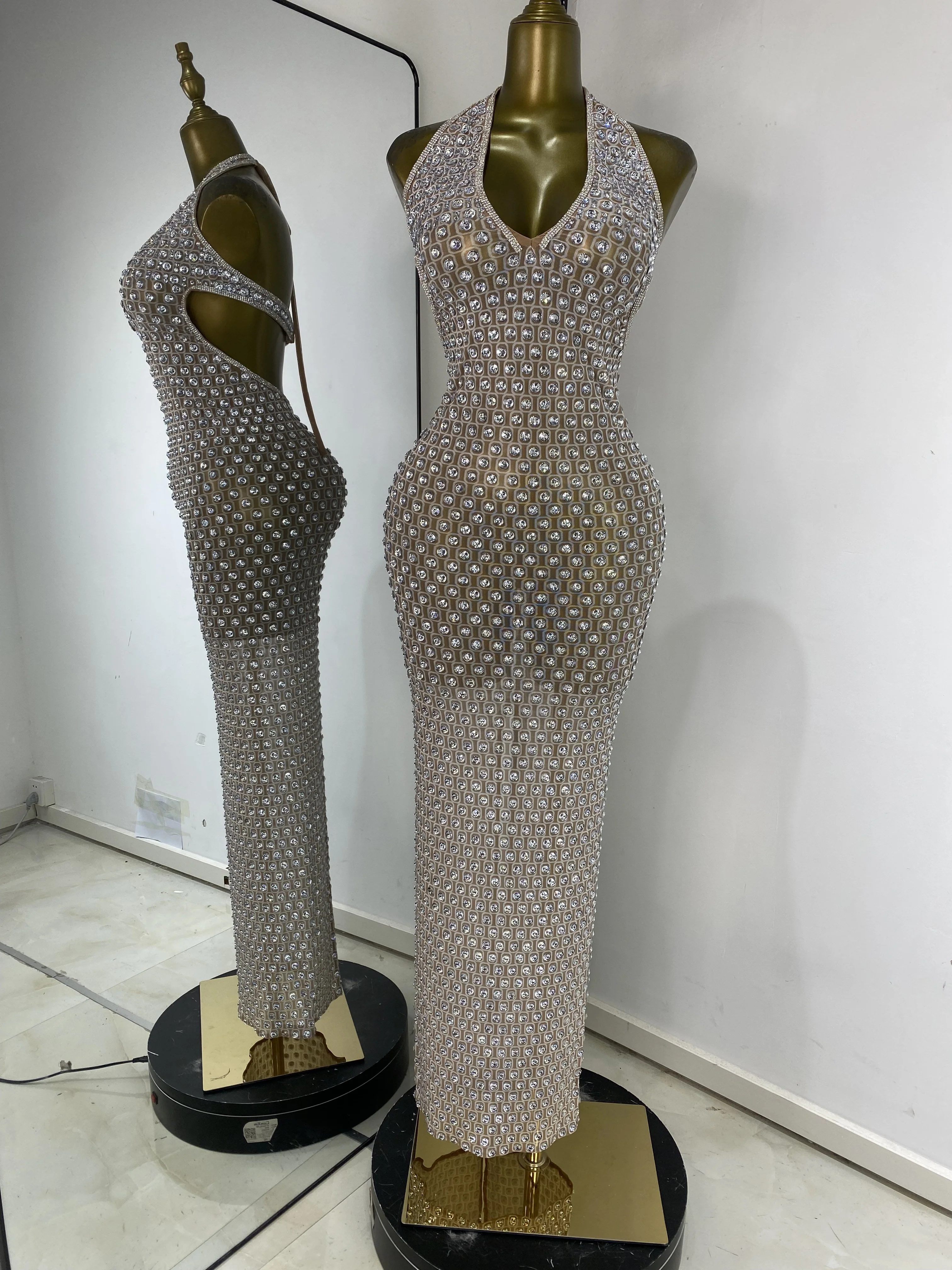 Mujeres brillantes diamantes de imitación Halter cuello en V recortado Maxi largo pasarela celebridad fiesta de noche vestido de cumpleaños trajes de escenario fotografía