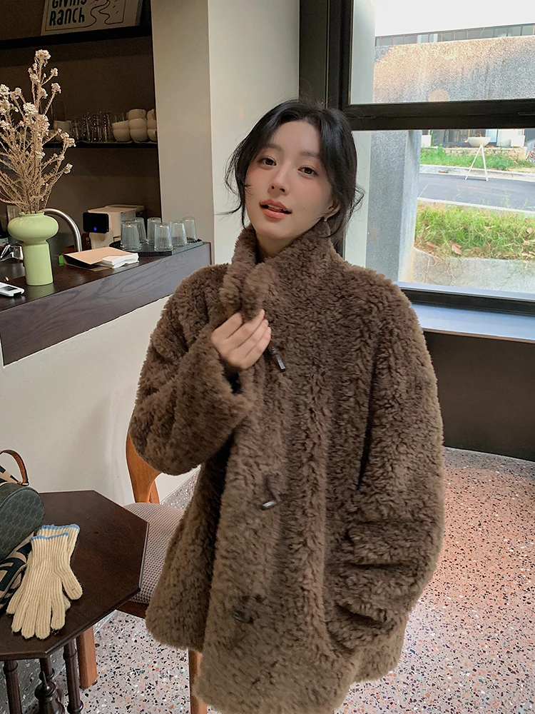 Jaqueta Feminina de Couro com Gola Alta e Botões, com Detalhes em Pele de Cordeiro e Veludo, Nova Coleção de Inverno, Confortável e Quente