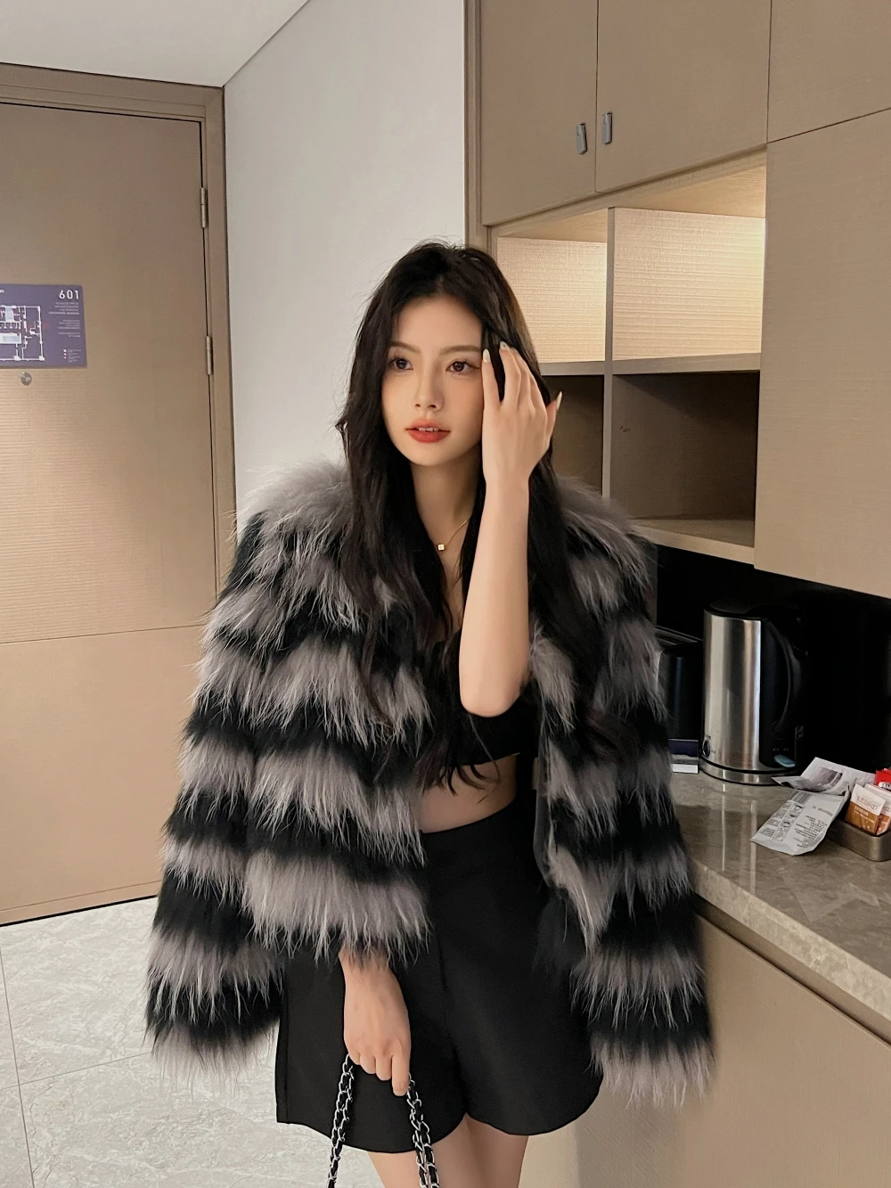 2023 New Stripe Natural Fox Fur Coat Women's Winter Short Contrast Color Light Luxury and Thin O-Neck Real Fur Overcoat