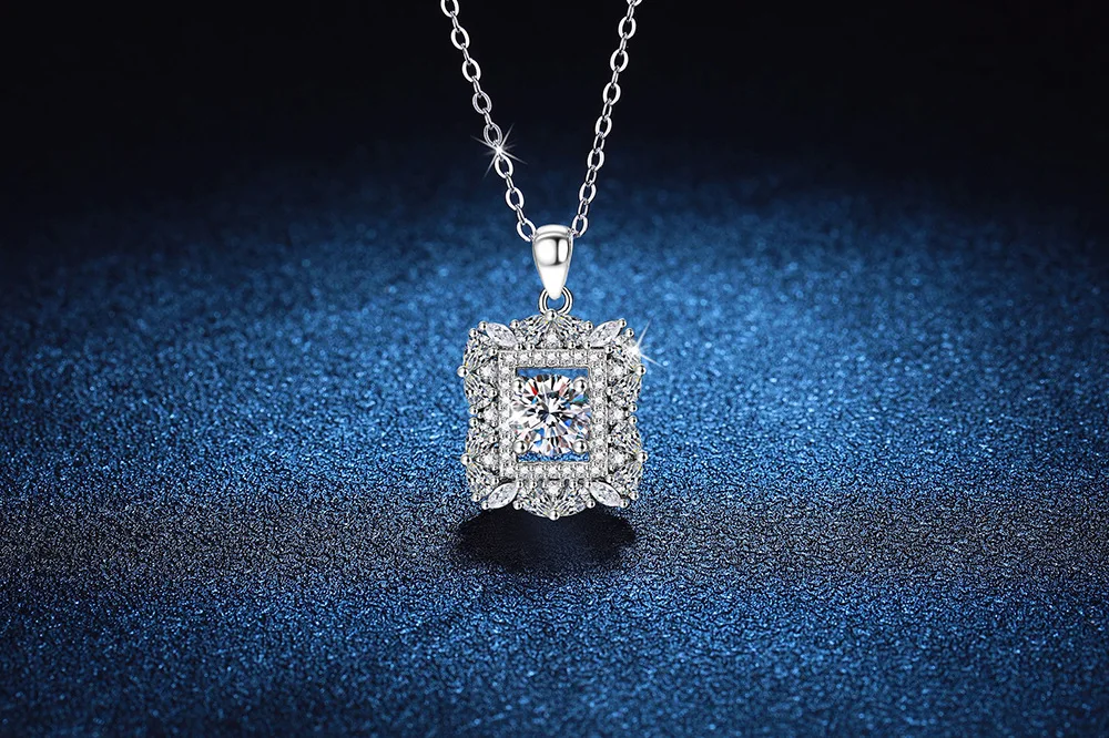 LioraGem Surrounding Diamond-studded Square Candy Pendant, Royal Luxury 1-carat D Color Moissanite Necklace Platinum PT950 Stamp