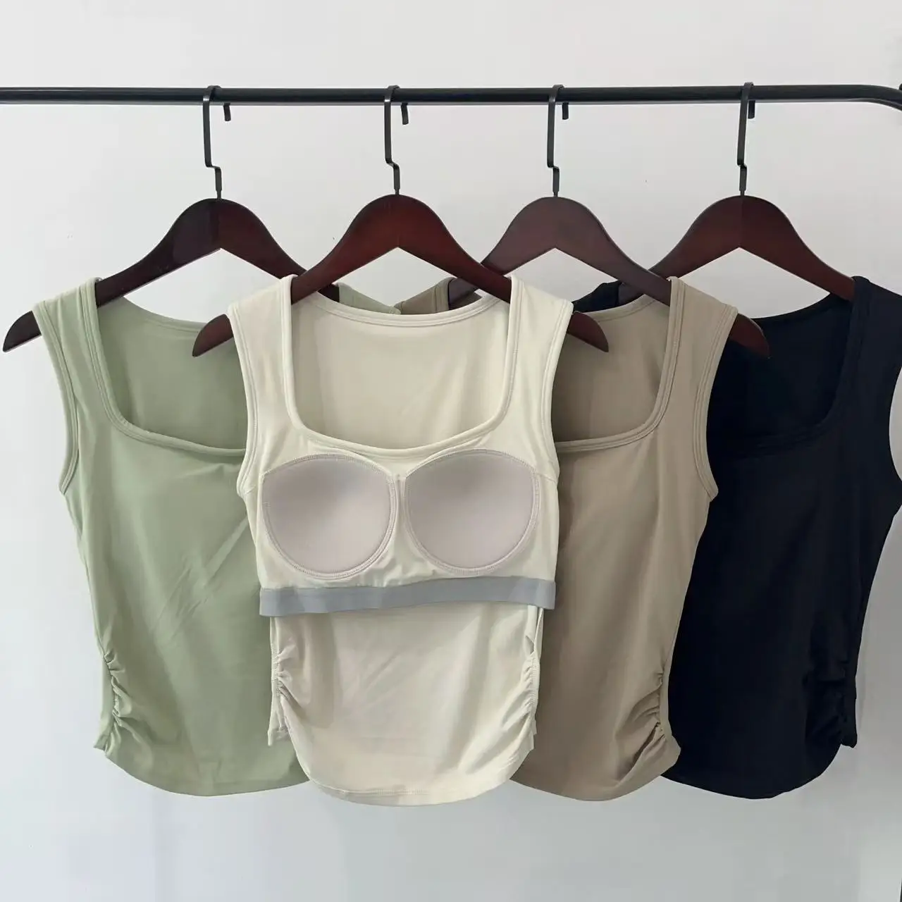 قميص نسائي برقبة مربعة من قطعة واحدة مع حمالة صدر مبطنة مدمجة للبيلاتيس والتدريب والجري واللياقة البدنية وملابس اليوغا وحمالة الصدر