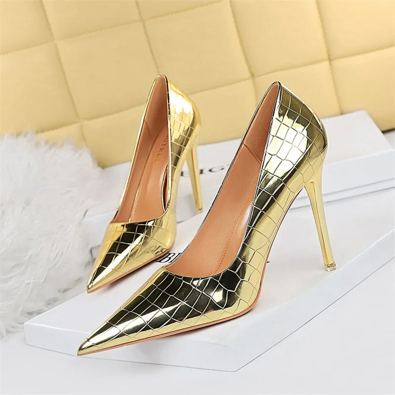 

Retro Shallow Mouth Pointed Toe Metal Stone Pattern Woman Pumps High Heels Wedding Solid Stiletto Luxurious Single Shoes