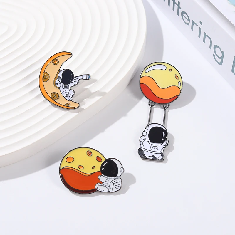 Lovely Space Astronaut Planet Enamel Pins Balloon Swing Brooches Badge Alloy Pin Backpack Hat Gift Friend Jewelry Wholesale