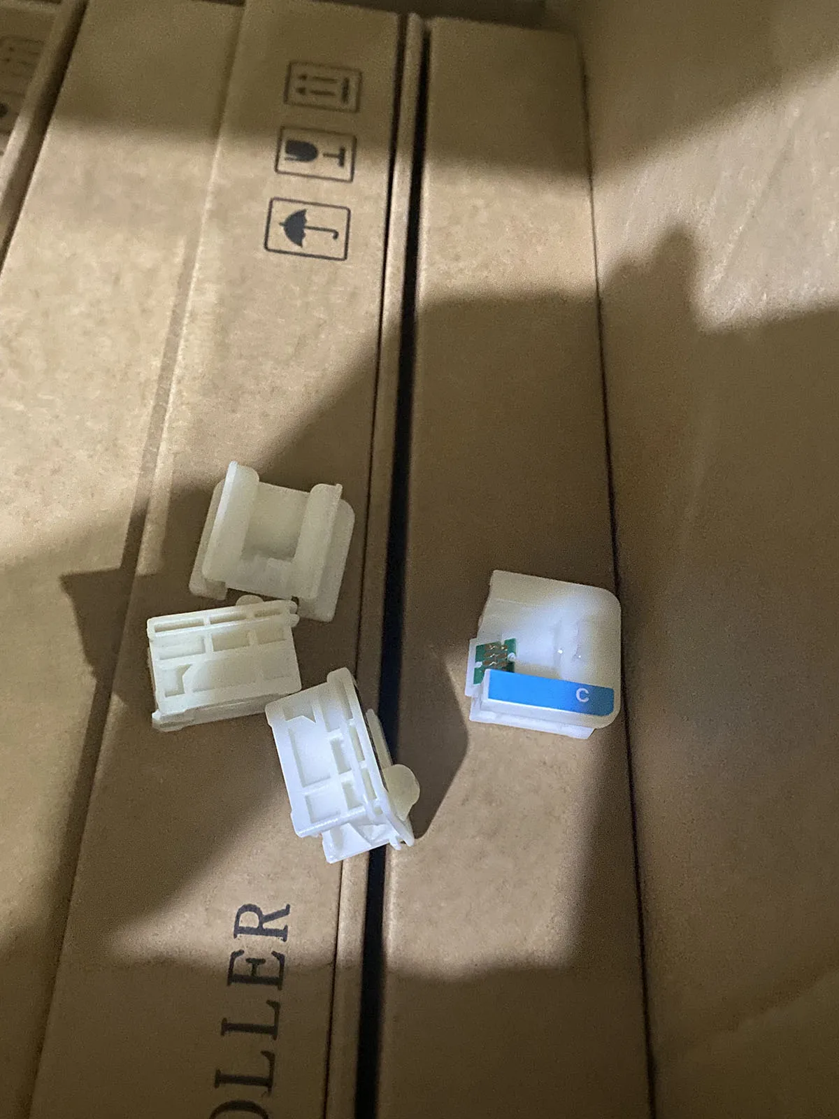 

4PC T7411 T741X Cartridge Chip with holder For Epson SureColor F6000 F6070 F6200 F6270 F7000 F7070 F7100 F7170 F7200 F7270 F9300