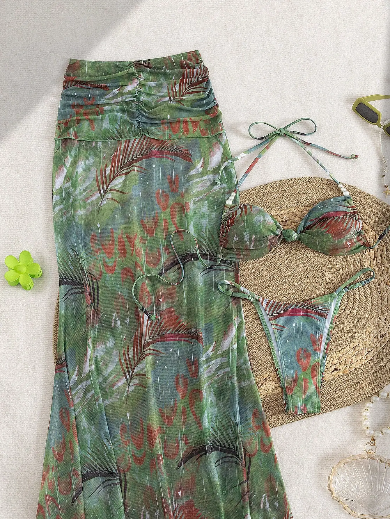 

Комплект из 3 предметов: женское бикини с цветочным принтом, декорированным искусственным жемчугом, и юбка из сетки с перекрестными завязками.