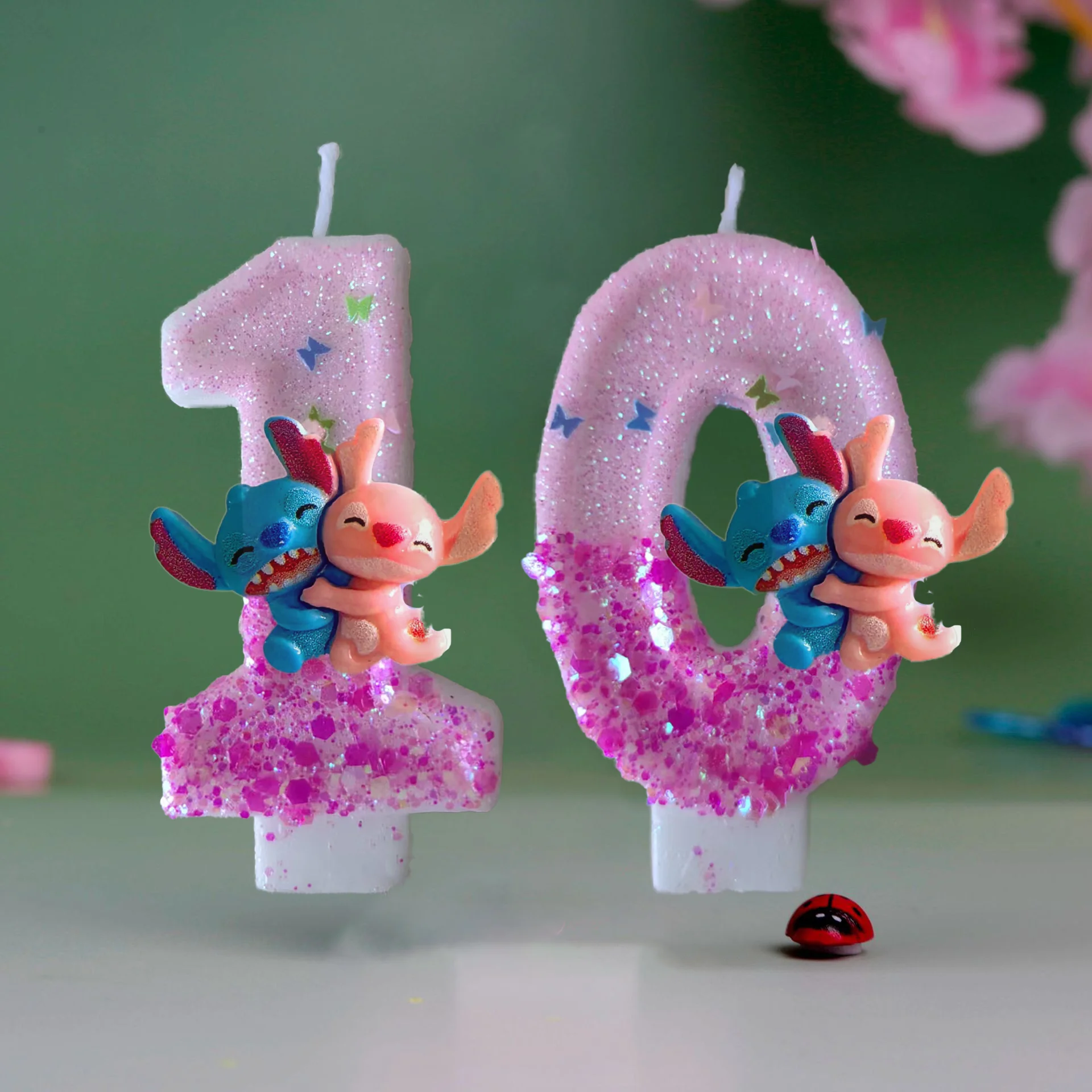 Stitch Couple Hugs passen zu einer kreativen Geburtstagskerze