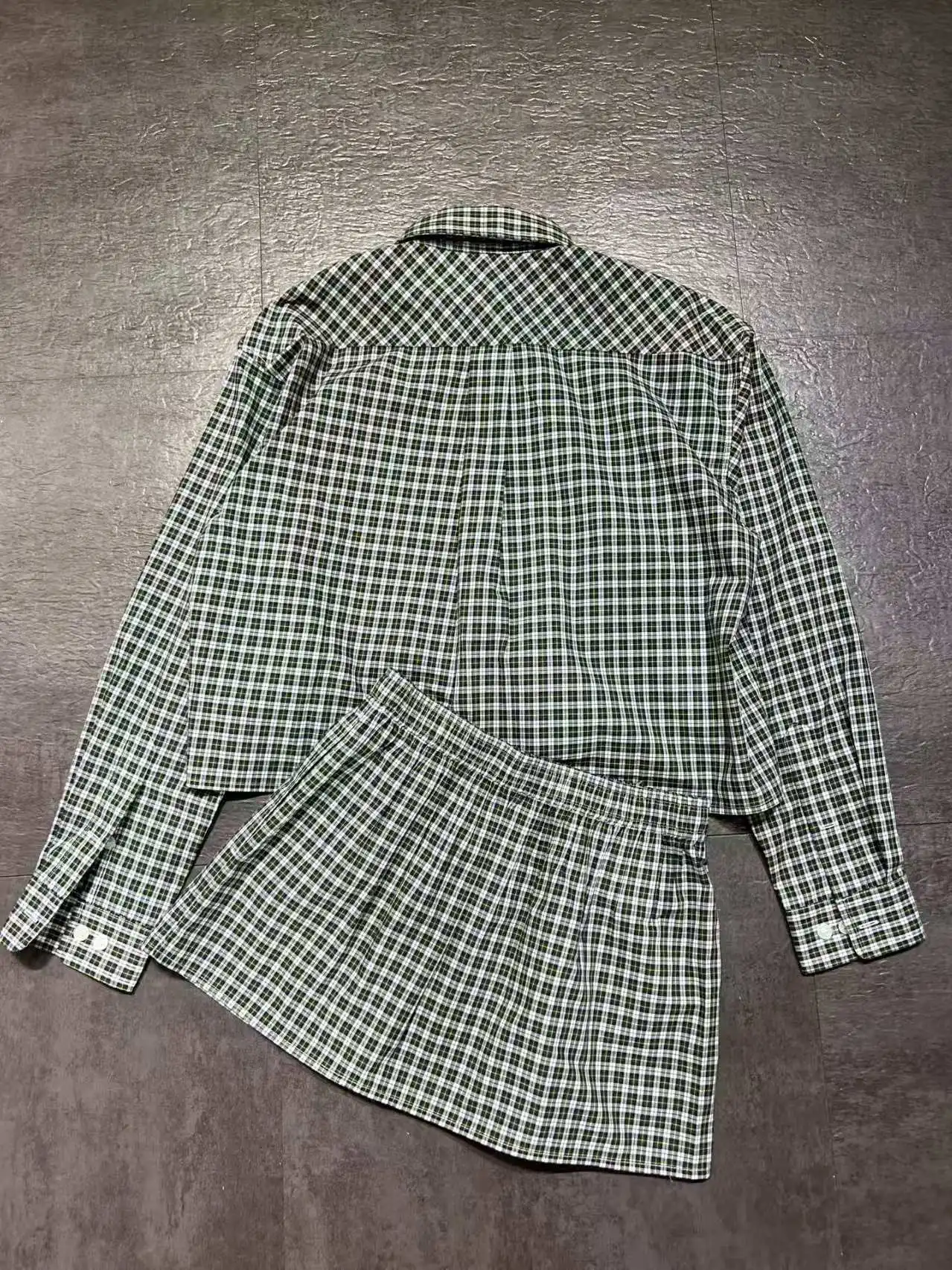 

New retro green and white fine grid two-piece short, loose embroidered shirt with high waist and same pattern A-line short skirt