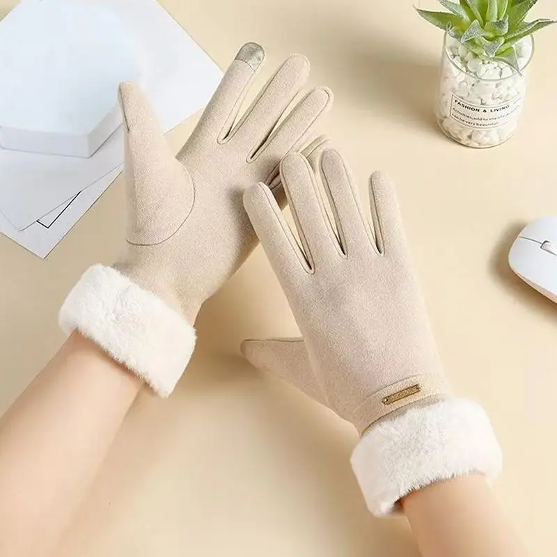 Die warmen Winterhandschuhe für Damen sind winddicht und kältebeständig, haben ein dickes Futter aus Kunstfell und sind als Touchscreen-Handschuhe geeignet. – Detail 9