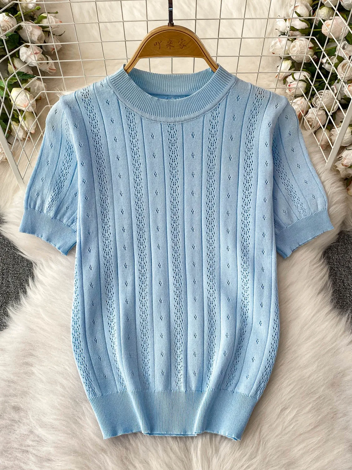 

Лето 2025 г., простая однотонная полая трикотажная футболка Design Sensation + утягивающая юбка с высокой талией, комплект из двух предметов