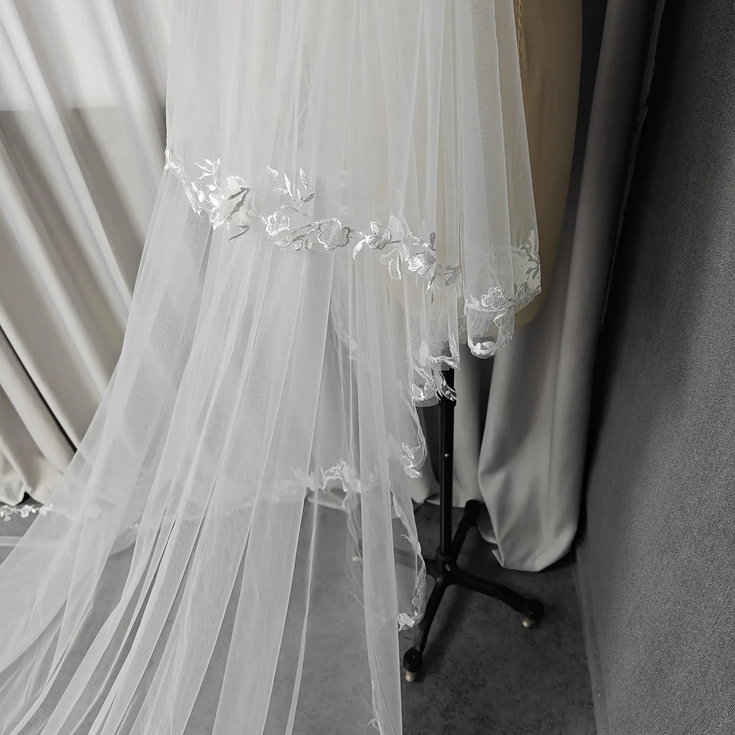 ผ้าคลุมเจ้าสาวแบบสั่งทำพิเศษ 2 ชั้น พร้อมชายกระโปรงทรงเมอร์เมด ผ้าคลุมเจ้าสาวแบบยาวทรง Cathedral พร้อมหวี ผ้าคลุมเจ้าสาวลูกไม้สีงาช้างพร้อมผ้าคลุมหน้า