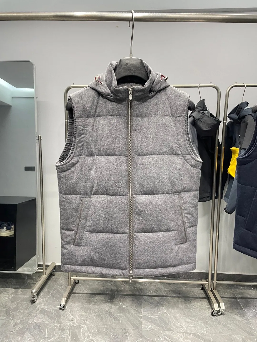 

Faionable Urban Men's Wool Blend Hooded Jaet Vest Svel Stand Collar Zipper Closure Color Winter Sle