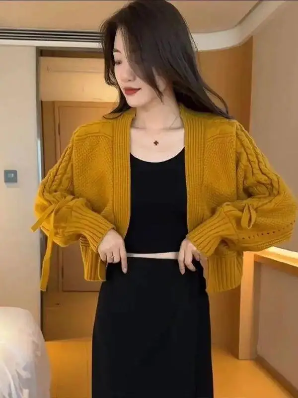 

Soft Style Women's Knitted Sweater Coat Short Loose V-Neck Top Fashionable Outerwear Autumn New Arrival Elegant Feel