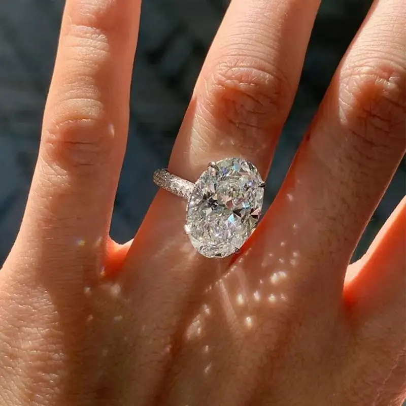 Lady's 2-Carat Oval Cut White Diamond Engagement Ring S925 Material Concealed Circular Diamond Wedding Ring Jewelry Gift