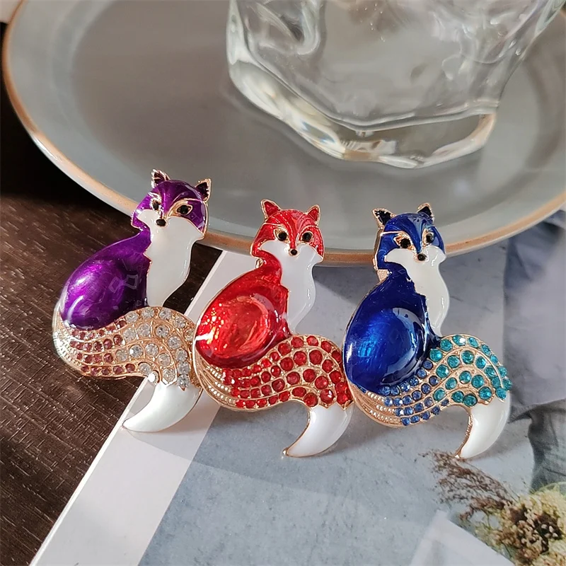 Crystal Enamel Sitting Fox Brooches for Women Unisex Lovely Zircon Animal Foxtail Party Office Brooch Pin New Year Jewelry