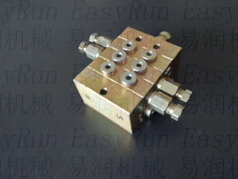 1000 Type Quantitative Oil Separator/lubrication Distributor Southern Road Machine Mixer Butter Pump Distributor One in 4 Out