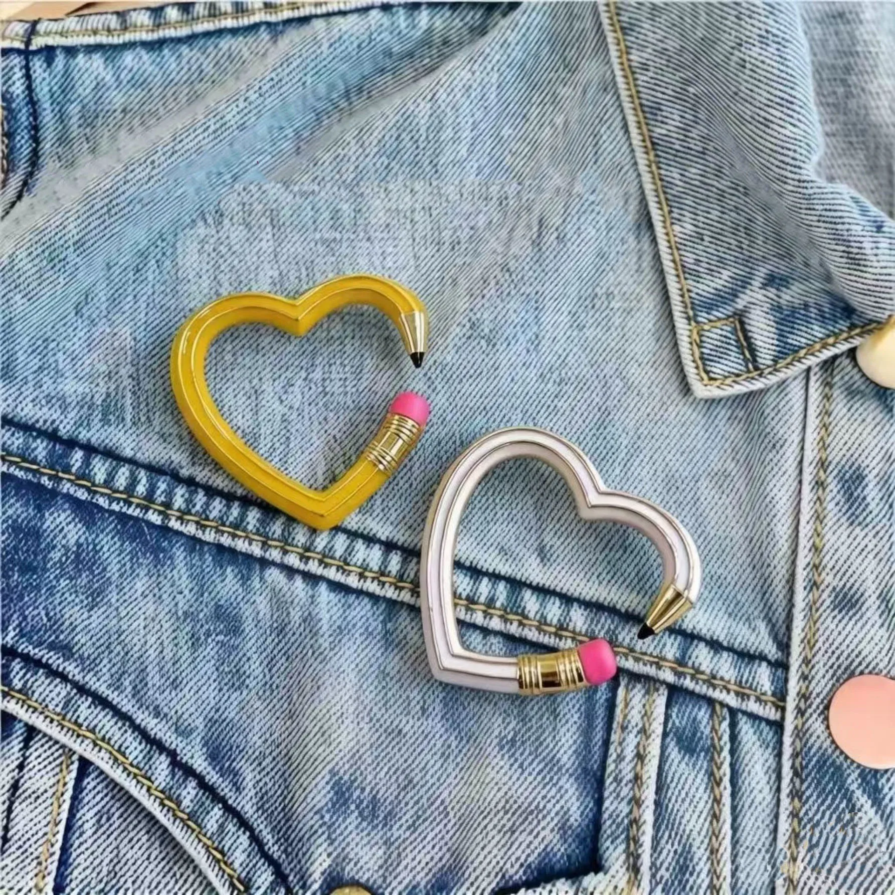 Pink Pencil Heart Brooch Hollow Heart Enamel Pin Cute Love Shape Lapel Pin Badge for Clothes Backpack Jewelry Gift