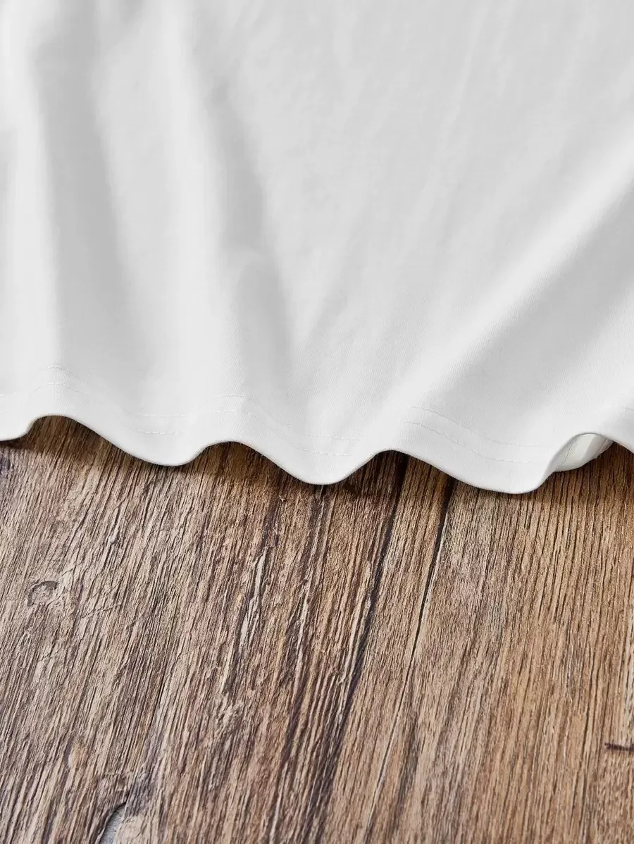 بالإضافة إلى - مقاس تي شيرت بأكمام قصيرة - ملابس نسائية: تي شيرت برسومات سمكة المأكولات البحرية على شاطئ البحر