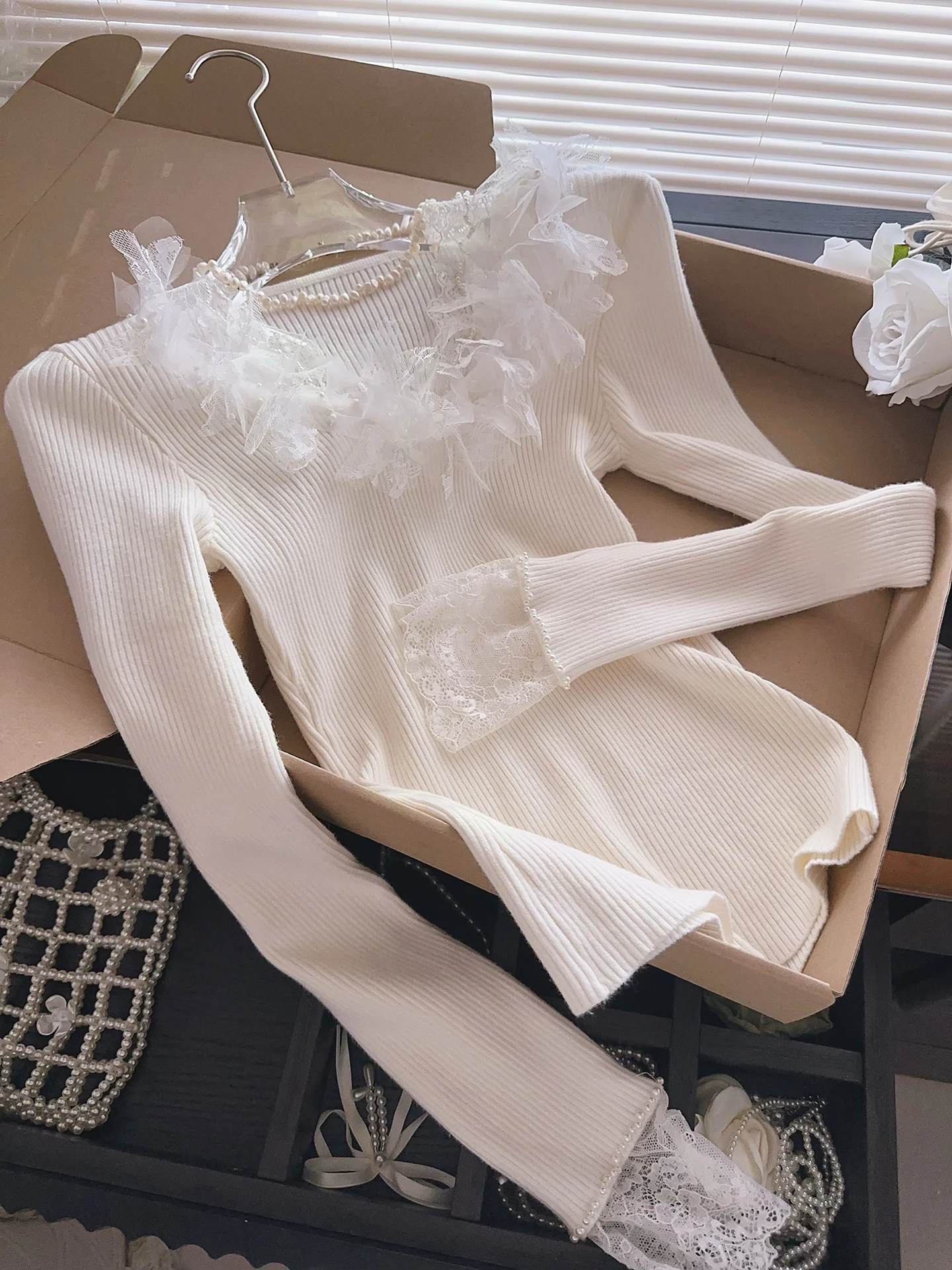 

Французский шерстяной вязаный свитер с кружевной отделкой и V-образным вырезом, приталенный базовый топ, женская коллекция Осень-Зима 2025, новинка