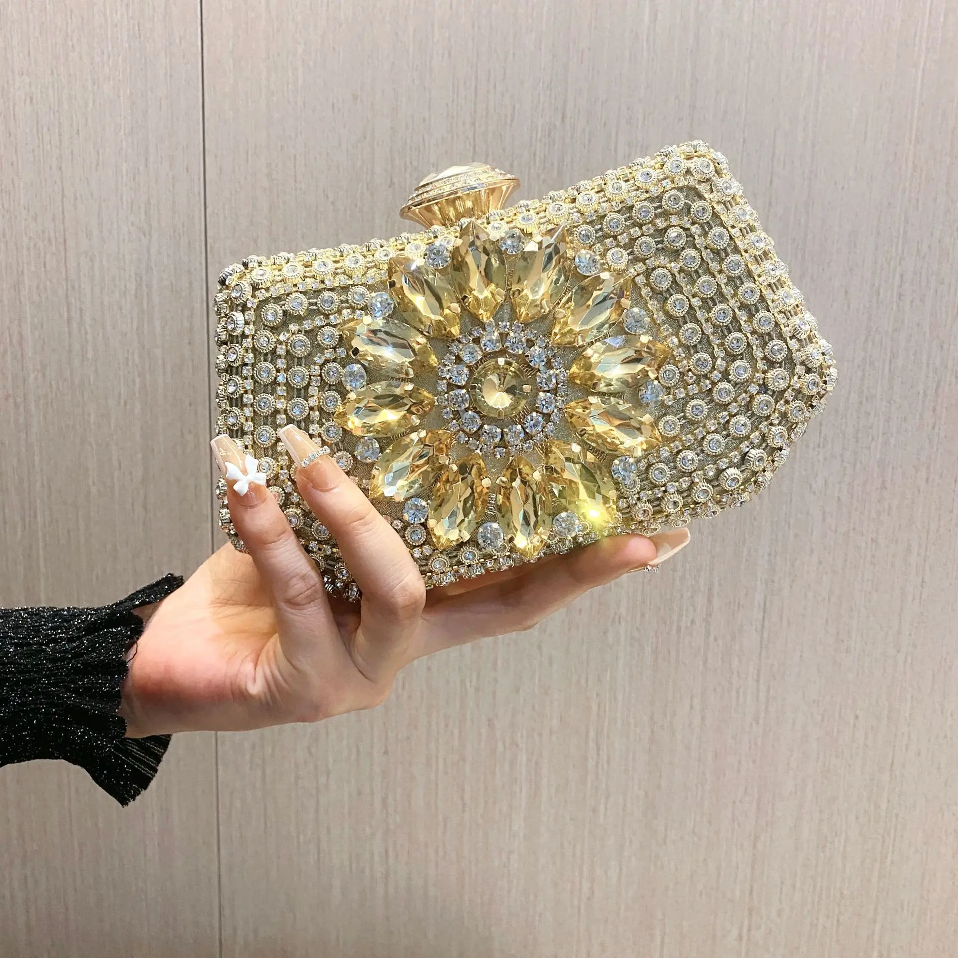 

Fashionable Diamond Encrusted Evening Clutch Bag With Rhinestones And Flash Diamonds Ideal Wedding Banquets Dinners With Dresses