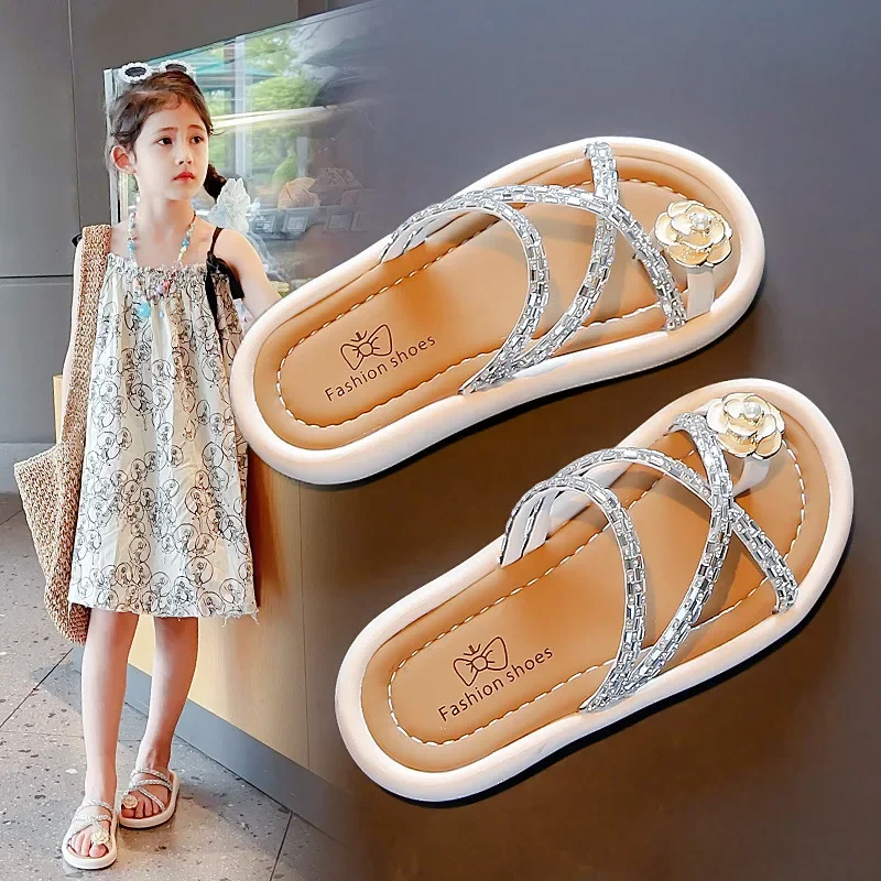 2024 Sandali da ragazza per bambini Moda estiva Fiori con strass Stile coreano Suola morbida antiscivolo Esterno Scarpe da spiaggia eleganti