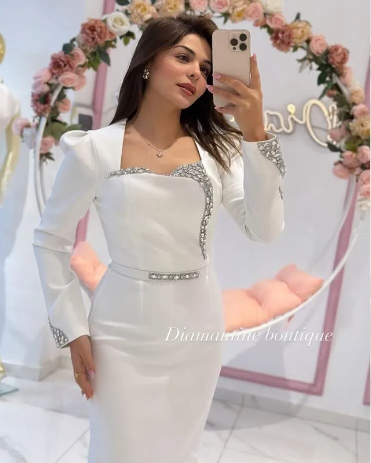 فساتين سهرة رسمية بيضاء سعودية دبي مخصصة مطرزة بالكريستال وأكمام طويلة غمد ملابس العروس العربية فستان حفلات 2025