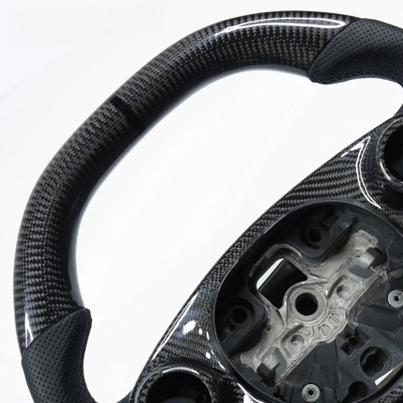 

Универсальные детали для модификации интерьера автомобиля: глянцевый руль из карбона на заказ