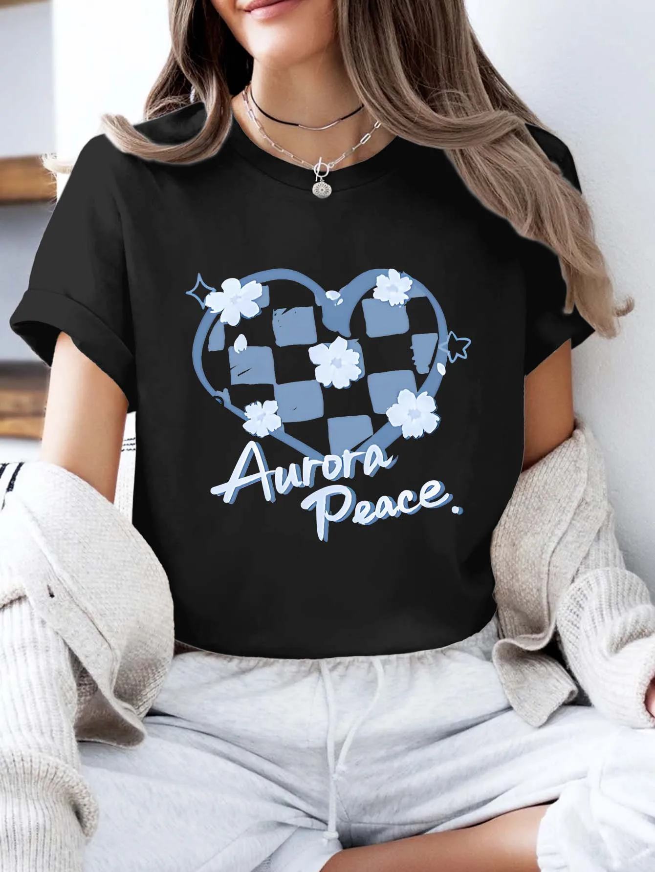 Kaos Lengan Pendek Ukuran Plus Pakaian Wanita: Grafis Hati Kotak-kotak & Bunga “Aurora Peace”