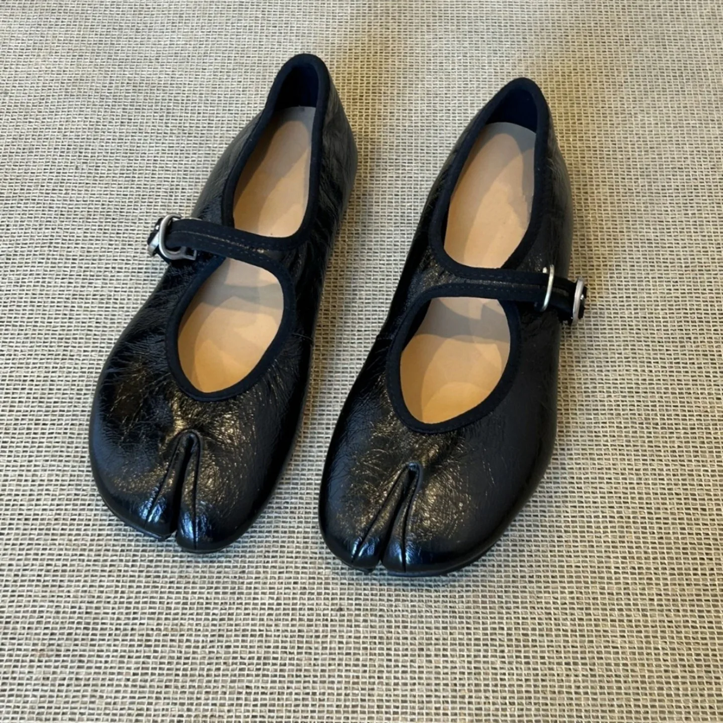 

Женские туфли Мэри Джейн с раздельным носком 2026: Ретро-балетки с одним ремешком, удобные лоферы с открытым носком, повседневная весенняя обувь