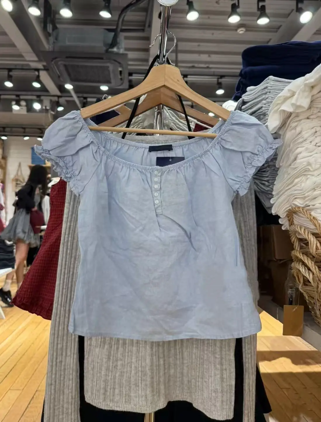 

Голубая блузка с тонкими пышными рукавами, женская летняя футболка с пятью пуговицами и разрезом на шее, короткие футболки в консервативном стиле, милый укороченный топ, новинка