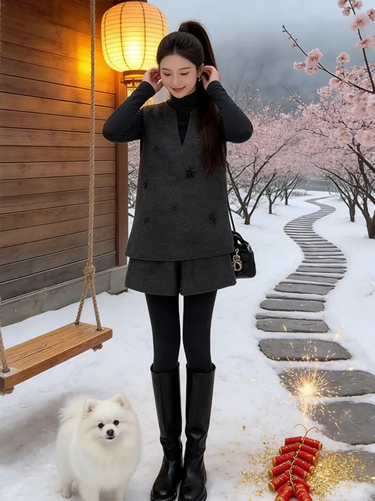 

Повседневный универсальный женский комплект: жилет и шорты. Модный осенне-зимний костюм-двойка для многослойного ношения. Удобный, с высокой талией, однотонный.