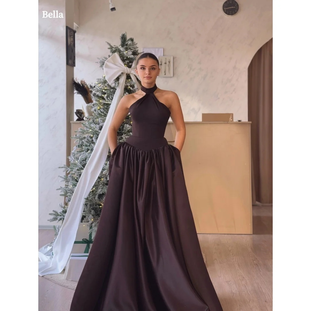 

Bella Customized Chocolate Brown Halter Neck Prom Dress Sleeveless Satin Party Dresses Pocketed Flared Formal robes de soirée