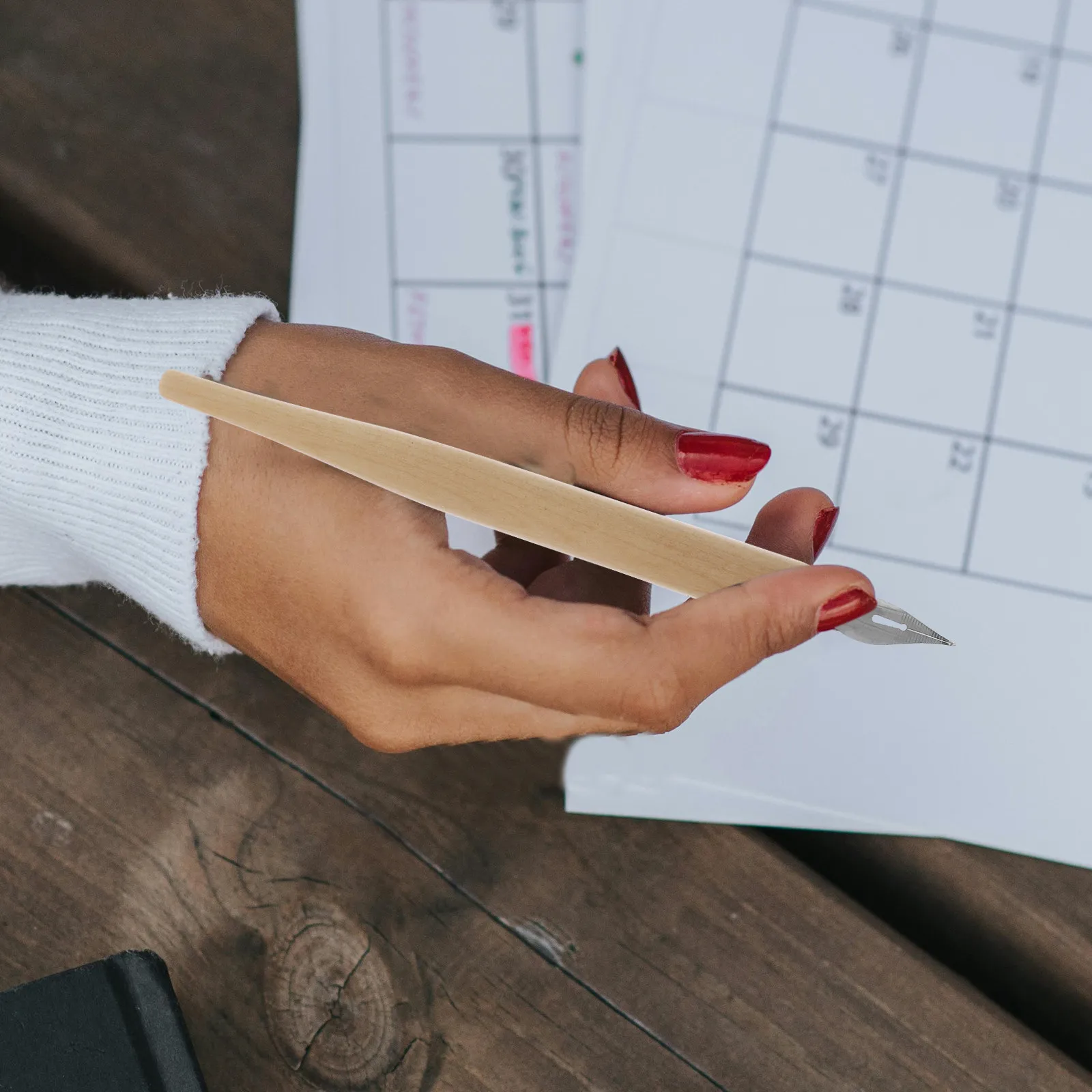 

Набор перьев для каллиграфических ручек с наконечниками разного размера, ручки для рисования для художников, аксессуары для плавного нанесения чернил, деревянная подставка в комплекте