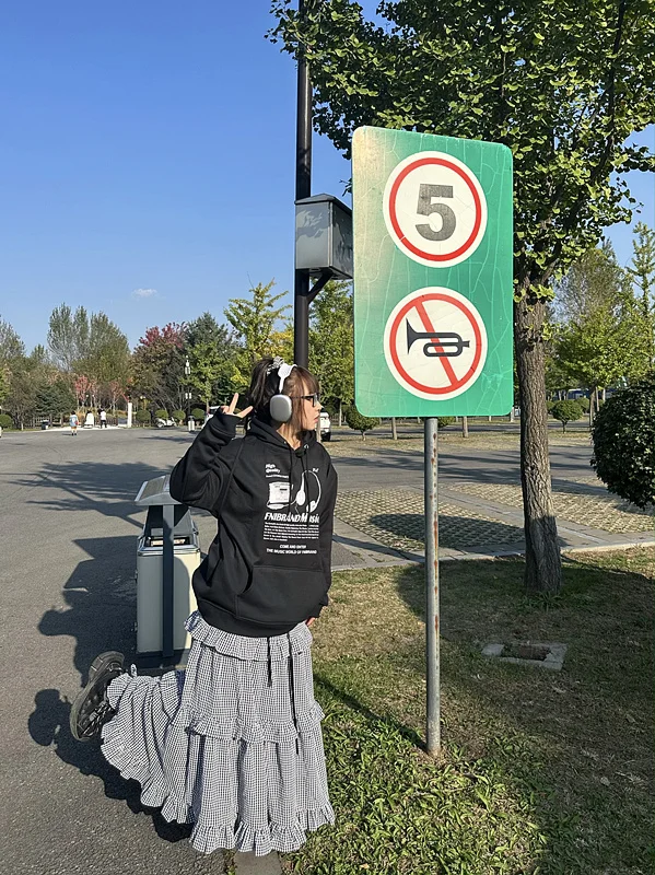 

Юбка с высокой талией А-силуэта, стройнящая, длинная, черно-белая в клетку, многоярусная, больших размеров, для фигуры типа «груша», дизайнерская, женская юбка