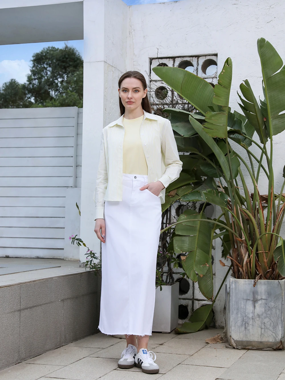 AP SS25 Blusa feminina listrada e camiseta sem mangas saia jeans estampada camisa de manga comprida