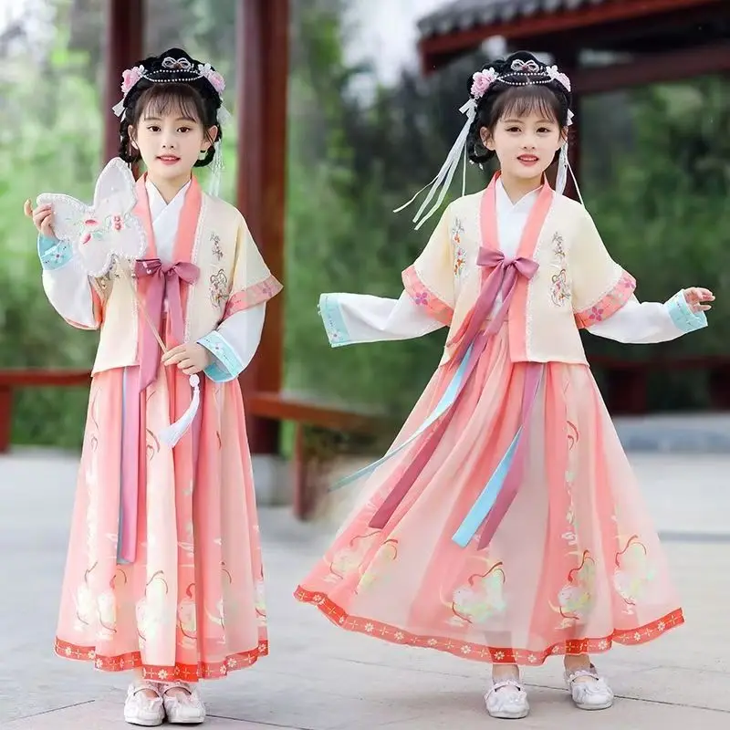 Chinesisches Hanfu imitiert die Kleider der Mädchen der Song-Dynastie.